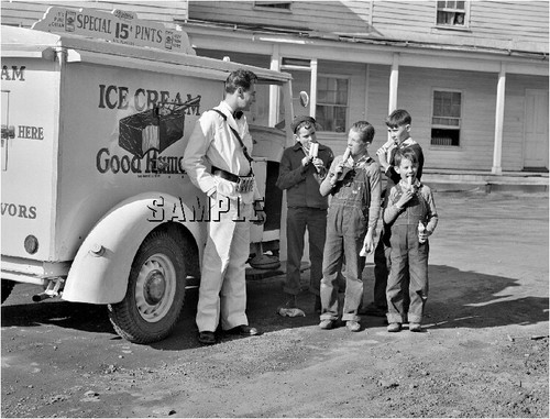 GOOD HUMOR ICE CREAM TRUCK MAN CHILDREN BOYS VINTAGE PHOTO CANVAS ART PRINT - 第 1/1 張圖片