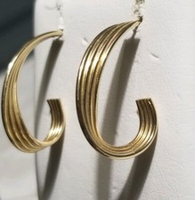 Ross Simons Oro Amarillo 14k 1" Largo Remolino Medio Aro Pendientes $385