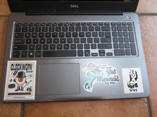 Dell INSPIRON 15 5567 Laptop DEAD DOESNT POWER ON NoHD CRACKED SCREEN - PARTS! - Picture 3 of 11