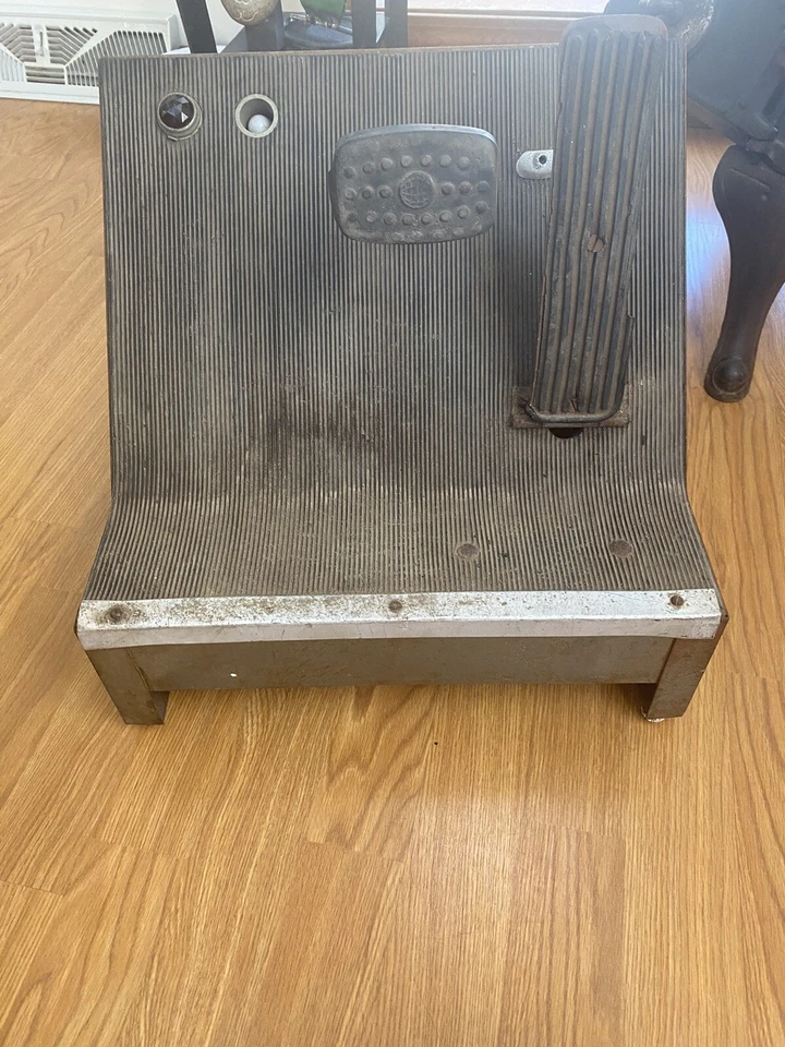 Dispositivo de entrenamiento de conductores AAA de colección de la década de 1930 con pedal y freno, hecho por Allgaier Shops, VA Foto 3 de 4