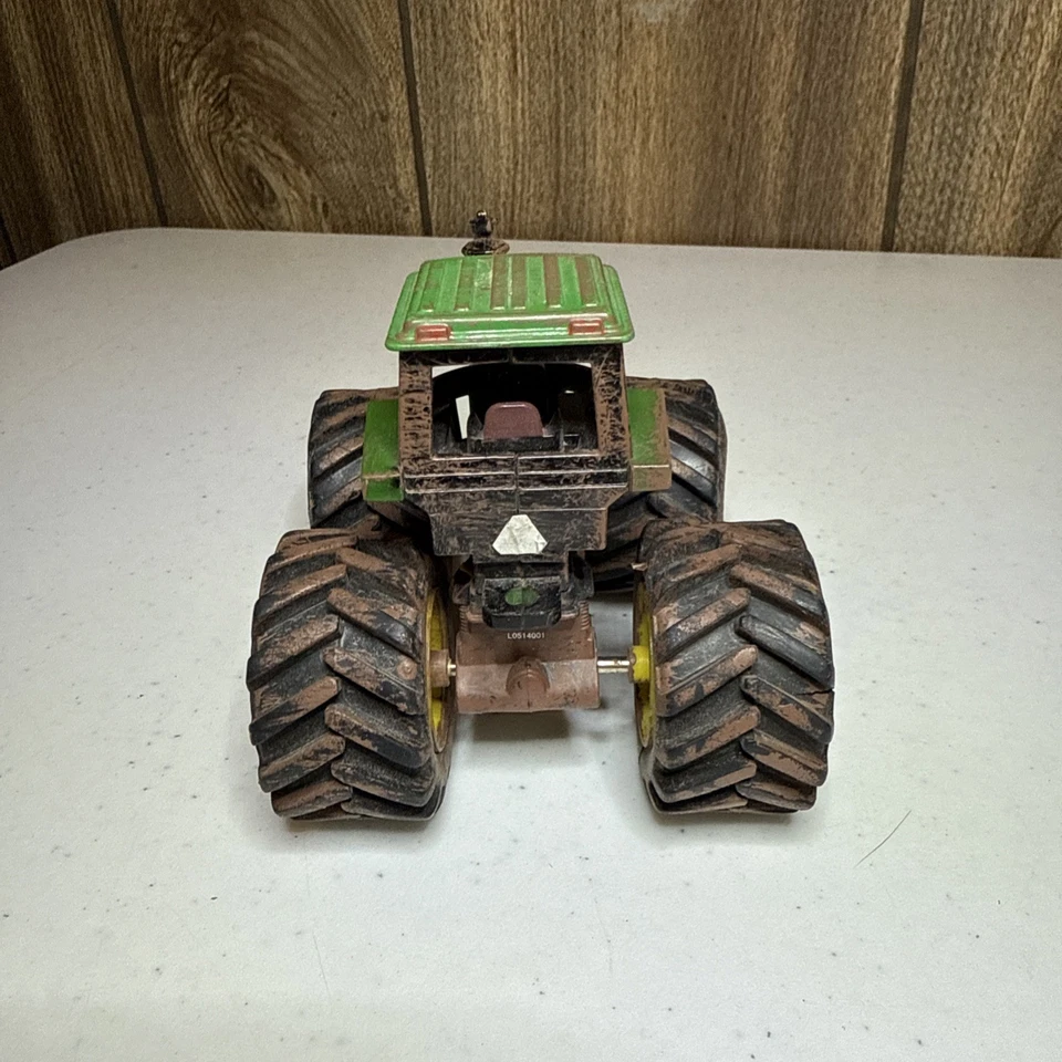 ETRL John Deere 8310 Tractor Ultra Ultra Rare Premier Muddy Series 1:64 - Image 4 of 4