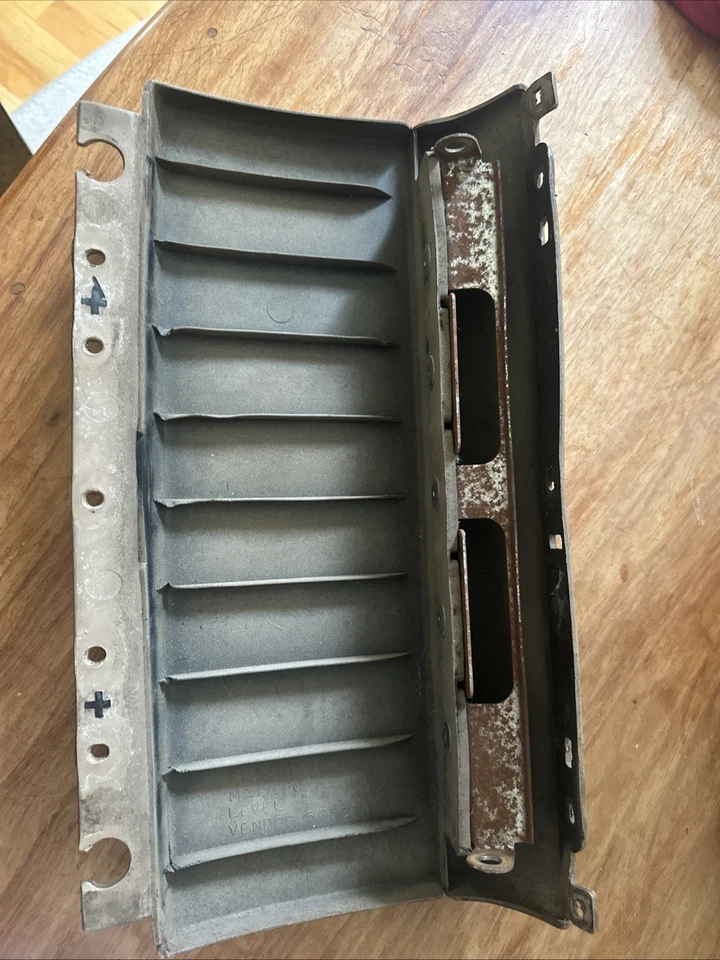 原始设备制造商吉普牧马人 TJ 1997 - 2006 棕褐色/米色乘客仪表板盖装饰 — 第 3/4 张图片