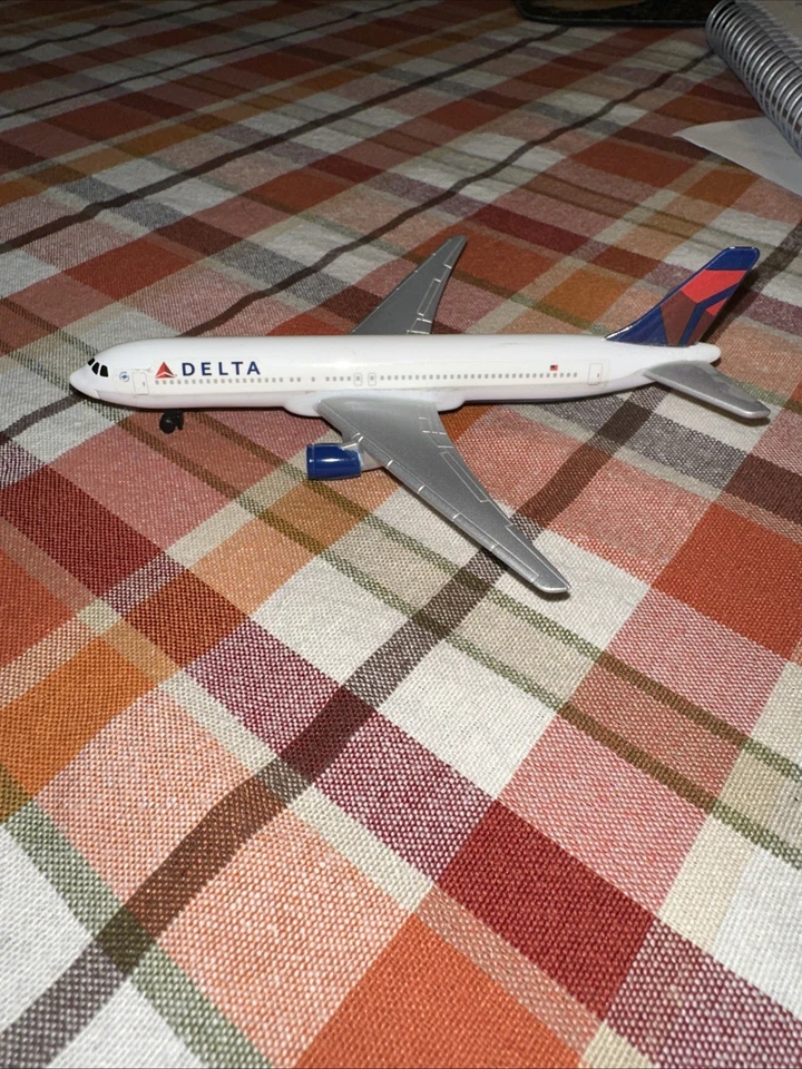 Realtoy Delta Airlines Boeing 777 Toy Plane - Image 2 of 3