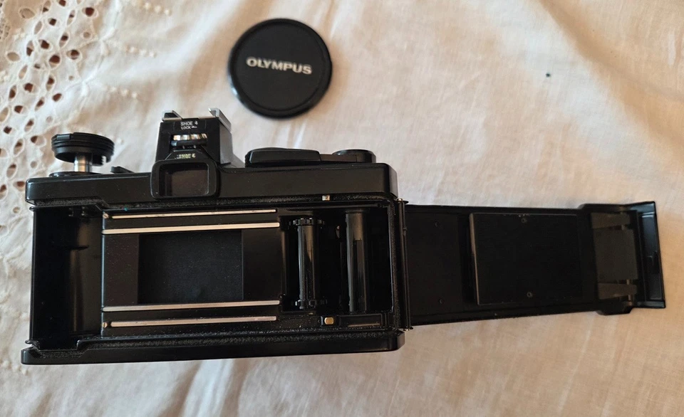 Macchina fotografica Olympus vintage con obiettivi e borsa in ottime condizioni - Immagine 4 di 4