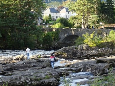 Foto 6x4 Fälle von Dochart Killin\/NN5732 über der Flussbrücke bei Killi c2017