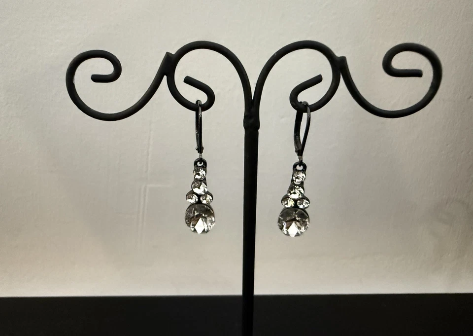 Brincos de cristal gota GIVENCHY 1 1/2” novo com etiquetas. Ótimo para noite ou todos os dias - Imagem 3 de 4