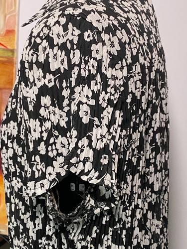 F&F Blouse Women Medium Black and White Floral Print Short Sleeve Ruched V Neck - Picture 2 of 9