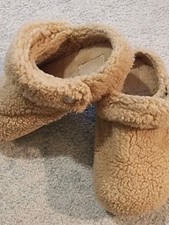 Crocs Classic Cozzy Slippers Wheat Faux Shearling Lining. Women's Size 5 EUC