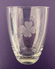 kleine massive Glasvase - standfeste Vase - oval - mit Kleeblatt Gravur
