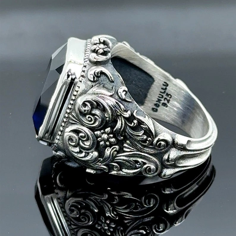Anillo de zafiro de plata con piedra azul grabado hecho a mano para hombre Foto 4 de 4