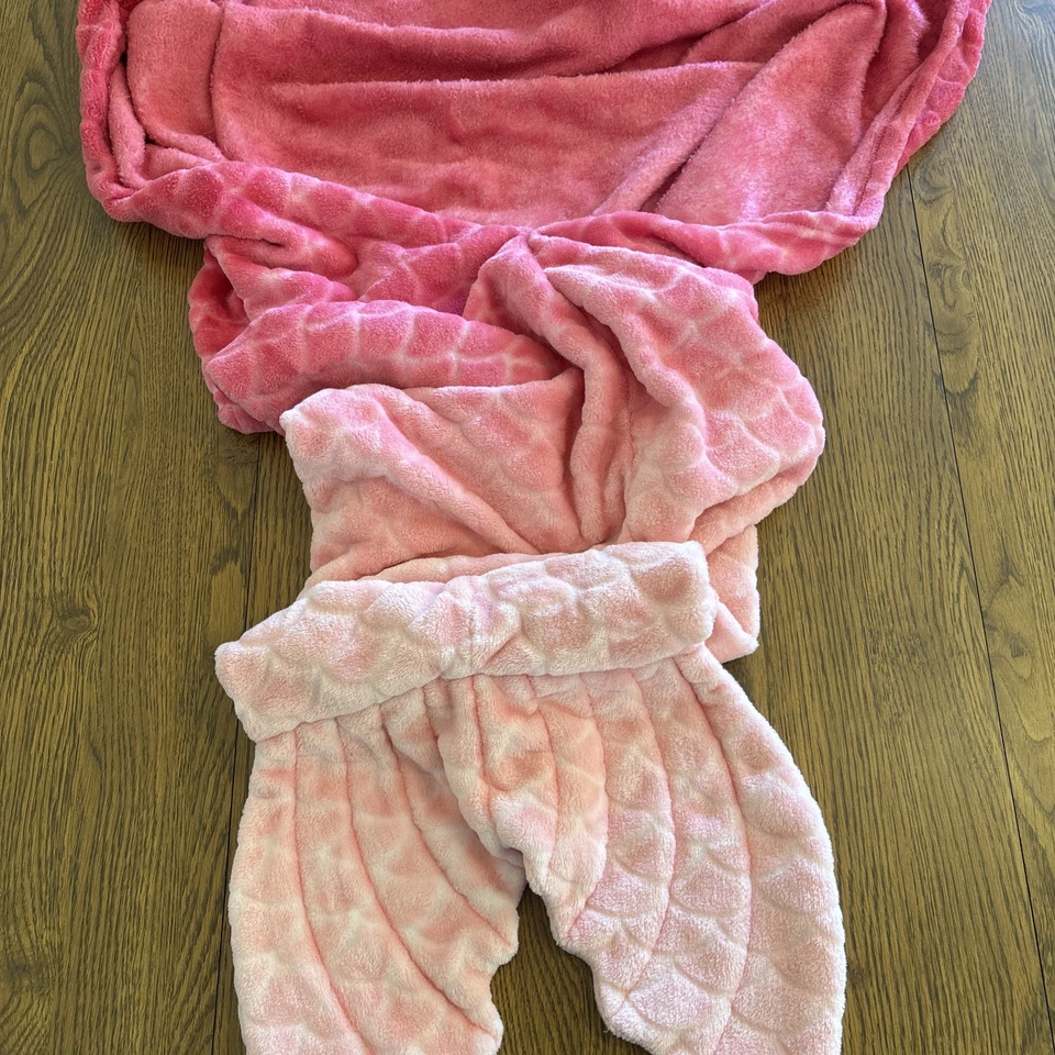 PILLOWFORT - Pink Ombre Mermaid Tail Blanket,Clean and Soft, Excellent Condition - Image 2 of 3