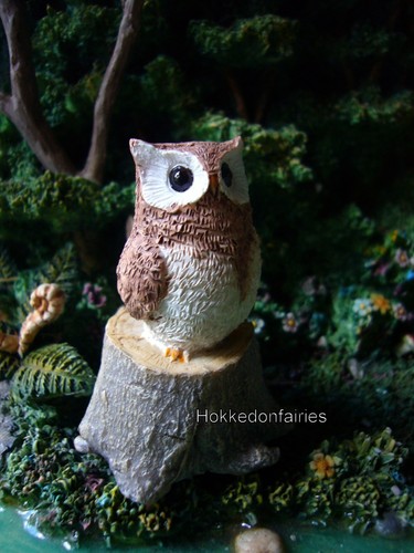 Pequeño búho en tocón de árbol TO 4622 jardín de hadas miniatura - Imagen 6 de 7