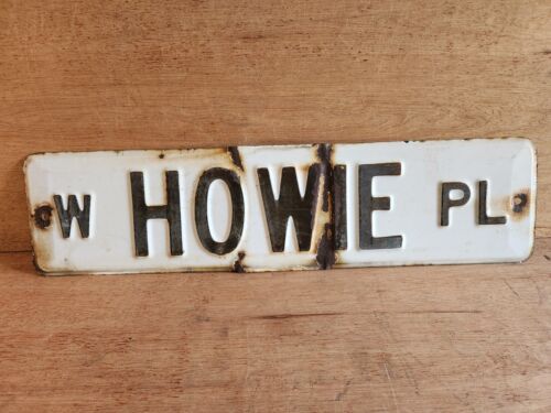 Insegna stradale West Howie Place obsoleta ritirata 6 x 24 porcellana smaltata Milwaukee