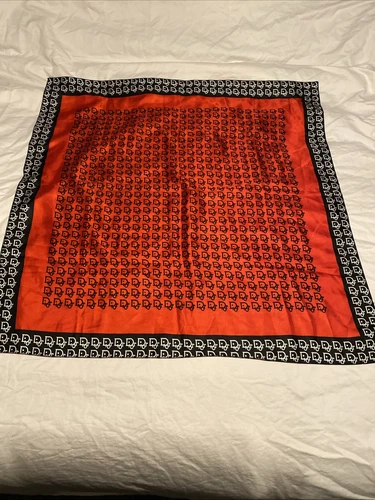 Vintage. Foulard en soie créateur Christian Dior noir rouge et blanc logo "DIOR" 34X34