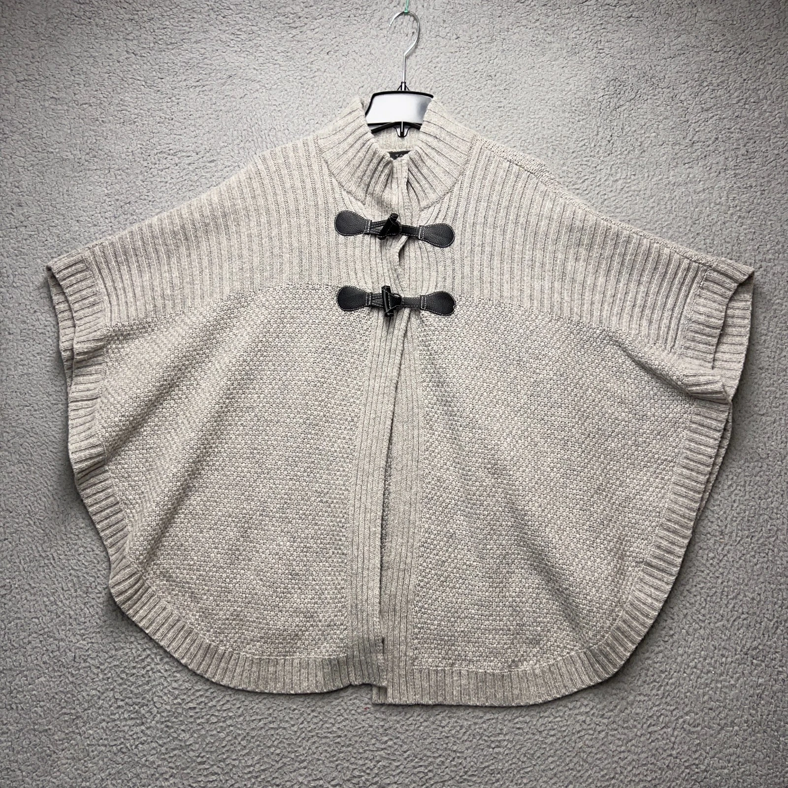 Tahari Wool Cape Poncho Sweater Womens Medium Gray Toggle Soft Knit Snap Casual
Opens in a new windo