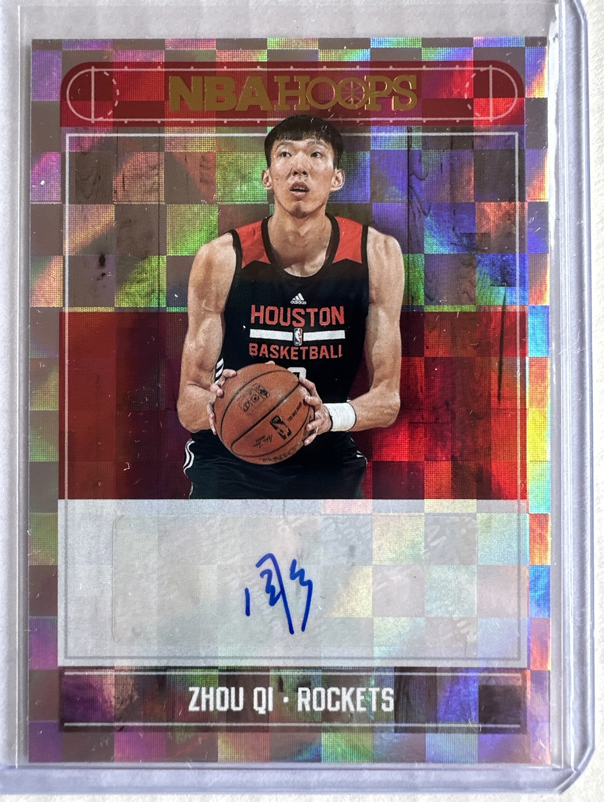 2017-18 Panini NBA Hoops - Rookie Autographs Zhou Qi #RA-ZHQ 2017-18 Panini NBA Hoops - Rookie Autographs Zhou Qi #RA-ZHQ