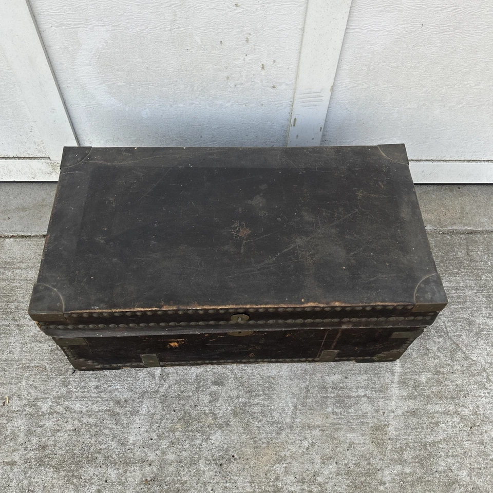 ANTIGUO BAÚL DE MADERA DE ALCANFOR CUBIERTO Y ENCUADERNADO EN LATÓN SIGLO XIX de exportación Foto 2 de 4