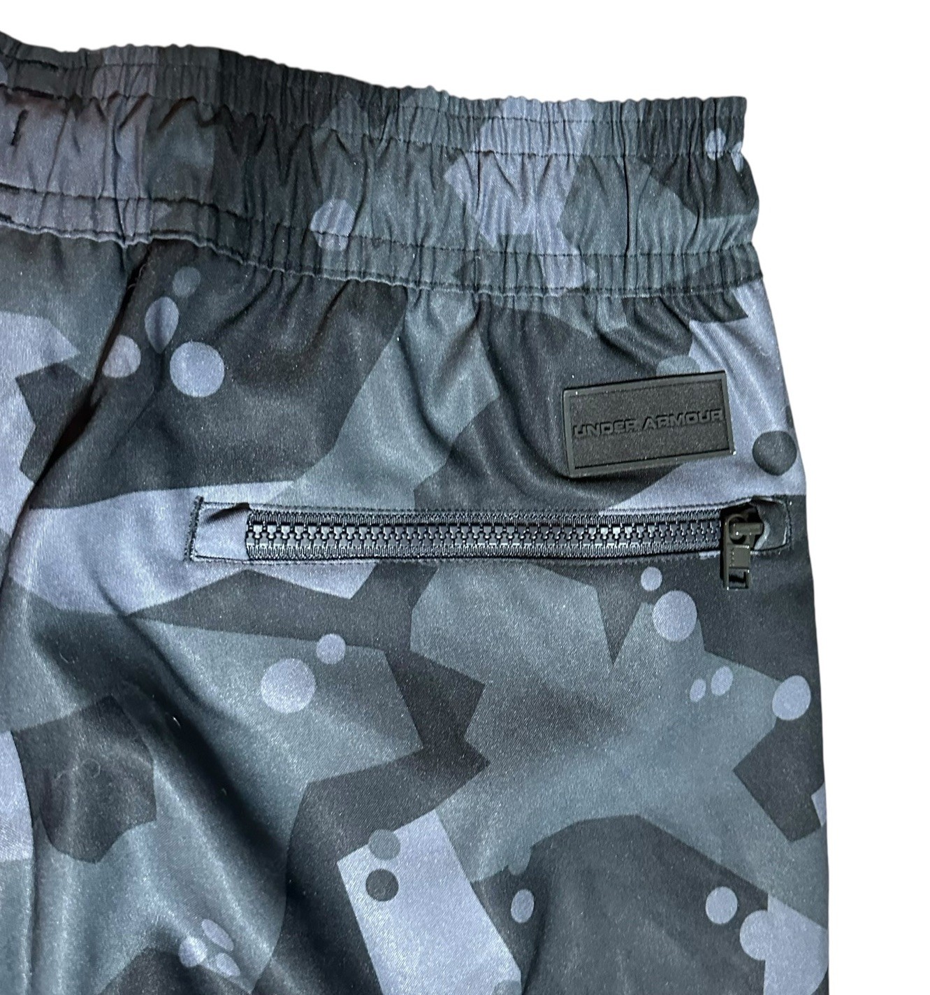 NEW Under Armour Mens Loose Tapered Zippered Cargo Pants Black Gray Camo Size M thumbnail 9