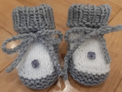 Babyschuhe Erstlingsschuhe gestrickt grau weiß  Größe wählen - Bild 1 von 3