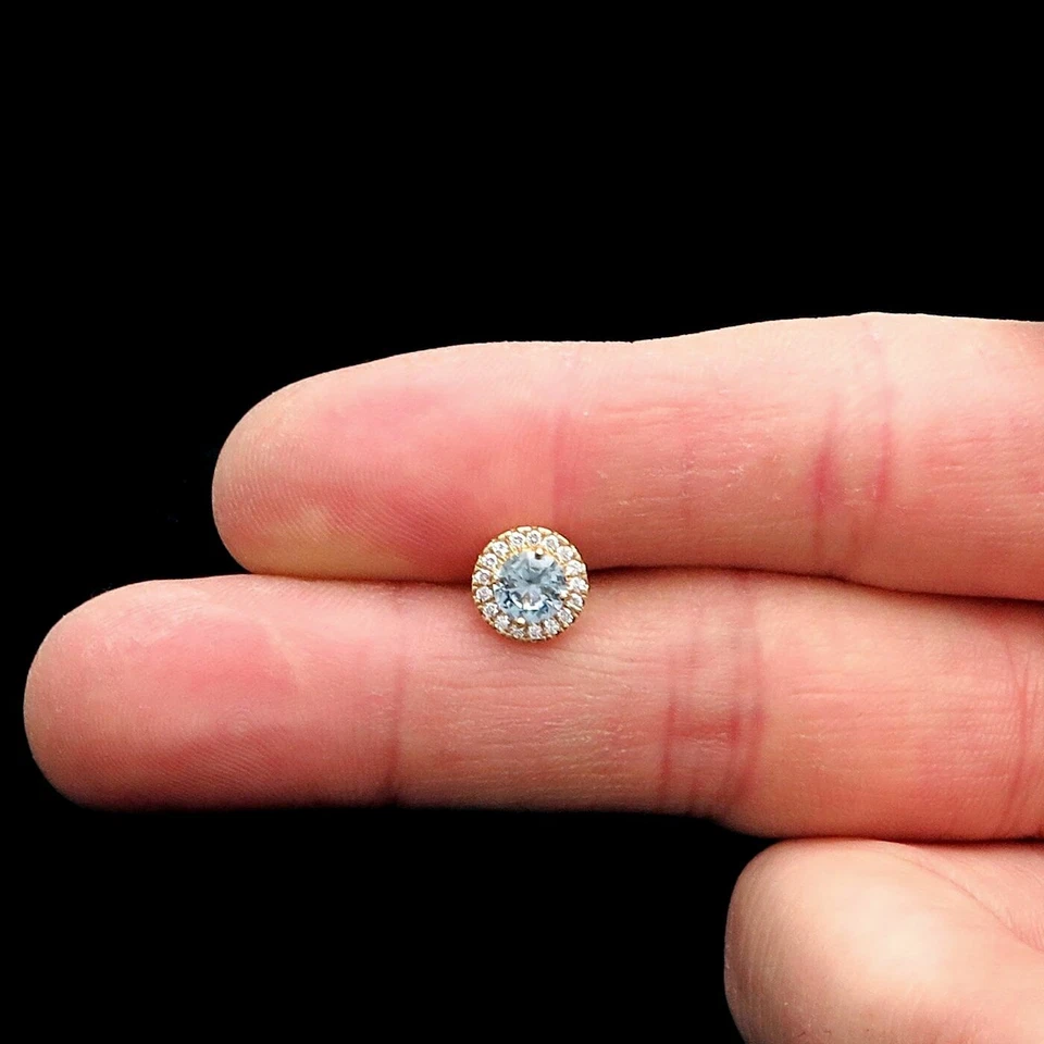 Aretes redondos de oro amarillo de 14 k con halo de diamantes simulados de aguamarina azul de 1 quilate Foto 4 de 4