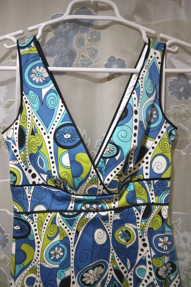 Arden B.• Talla XS• Sin mangas• Cuello en V• Cintura Imperio• Forrado• Mini vestido sin mangas• Foto 4 de 4