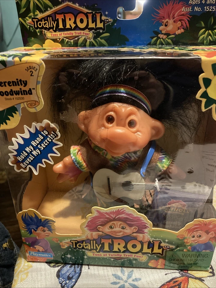 Totally Trolls Serenity Goodwin Serie 2 Sostén su mano en un mensaje aparece Foto 3 de 4