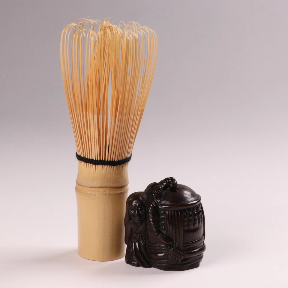 Antigua mujer japonesa tallada en madera firmada Netsuke sosteniendo una campana era Meiji Foto 2 de 4