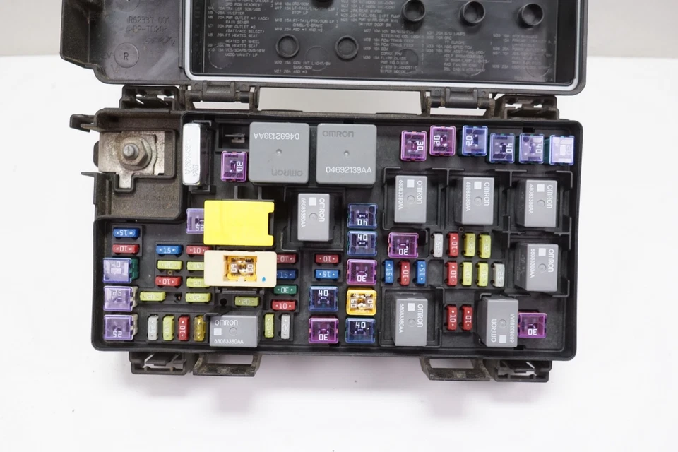 Caja de fusibles principal Chrysler Town Country Dodge Grand Caravan BCM OEM 2013 Foto 3 de 3