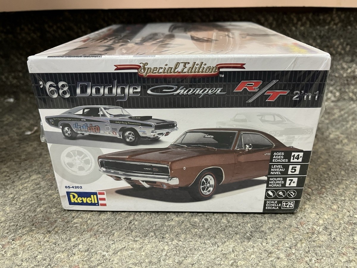 希少　Revell 1/25 '68 Dodge Charger Revell Special Edition '68 Dodge Charger R/t 2 'n 1 Model Kit