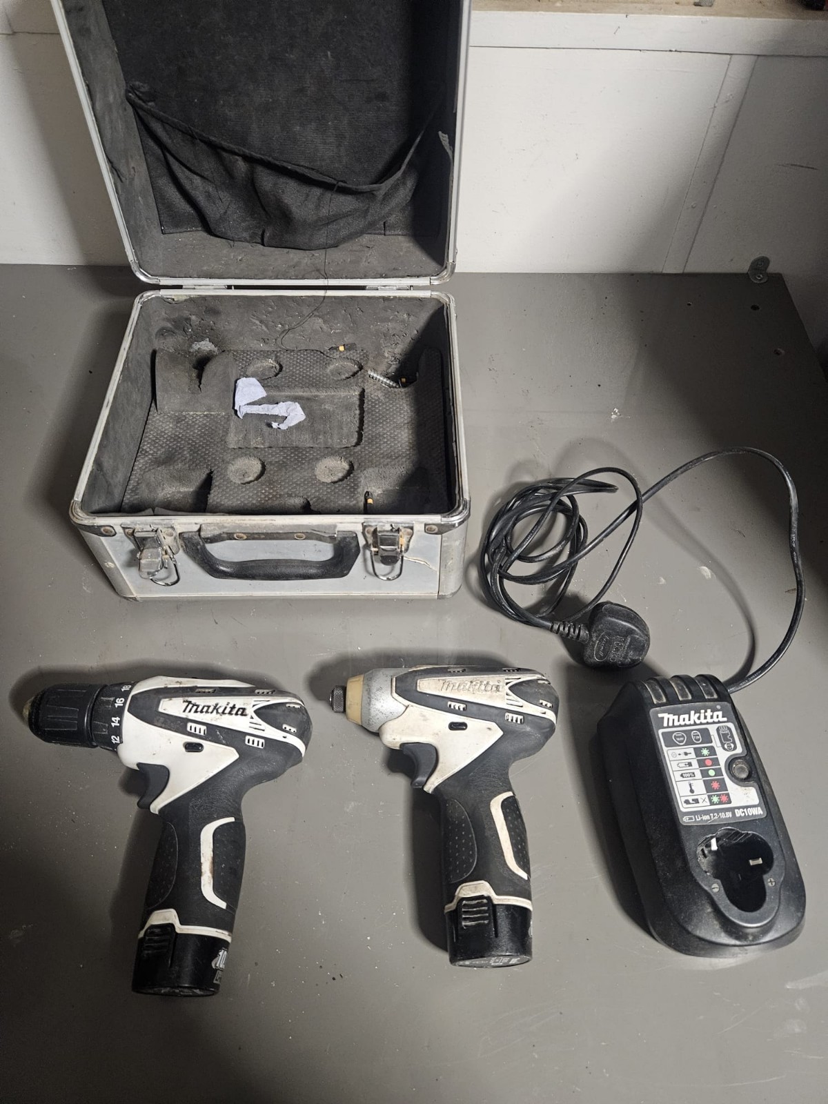 Makita DF330D Twin Set 10.8V Li-on Cordless Combi Drill and TD090D Impact Driver