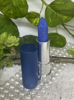 essence Vibrant Shock Lipstick Lippenstift matt 12 She s so electric hellblau