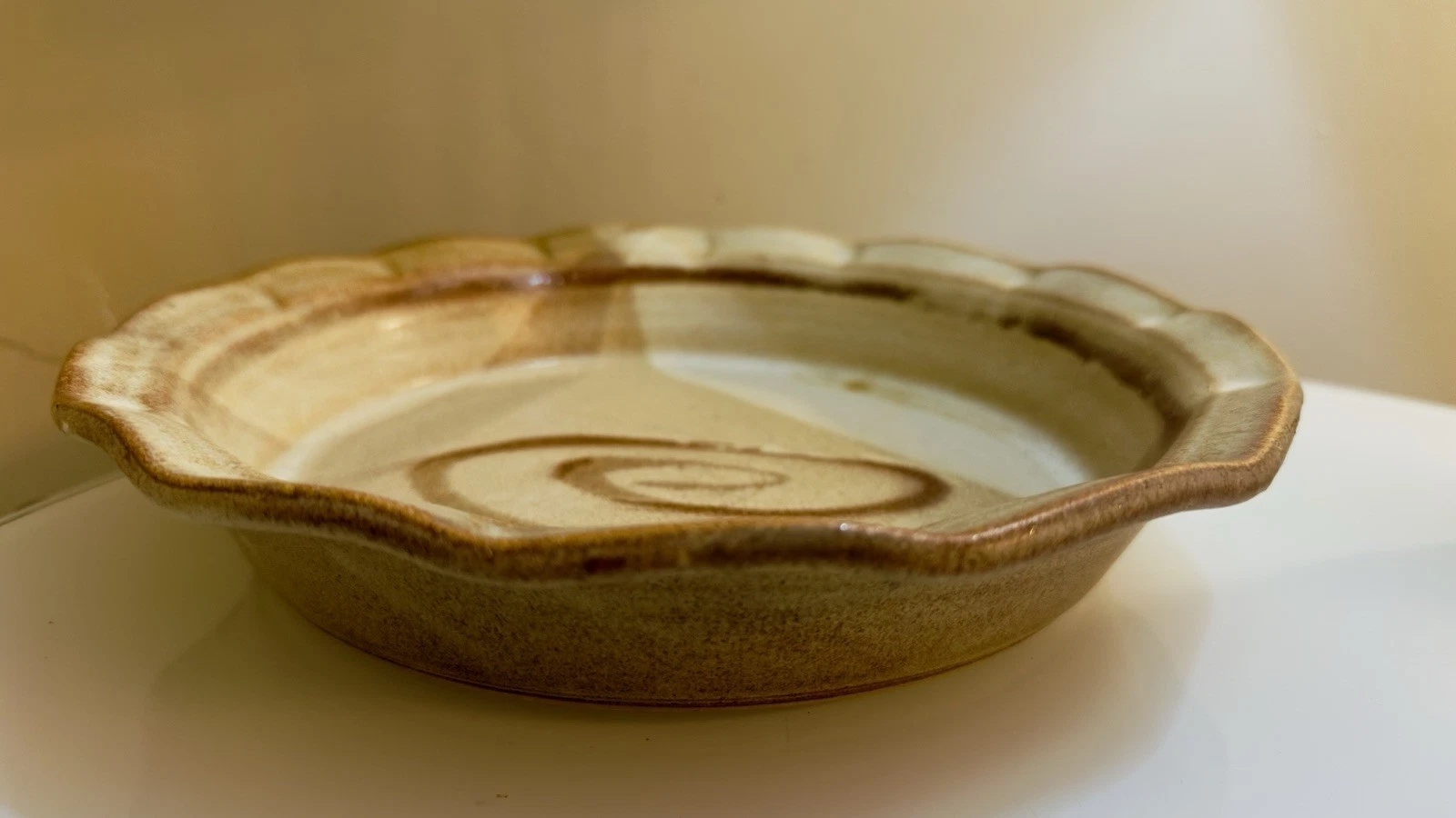 VINTAGE HANDMADE ART POTTERY RUFFLED EDGE PIE DISH ~ SIGNED BY ARTIST