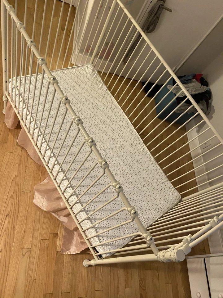 Кроватка Bratt Decor венецианская железная с матрасом подушечкой. Розовая юбка для кроватки не входит в комплект - Изображение 2 из 4