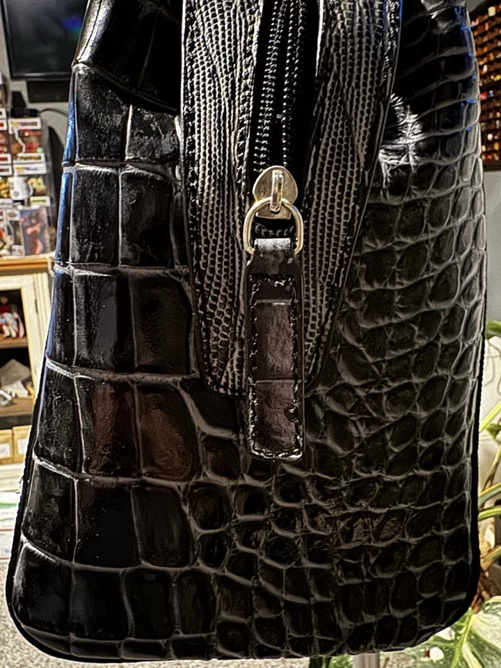 Bolsa pendurada Charlie Lapson couro preto estampa de crocodilo - Imagem 3 de 4