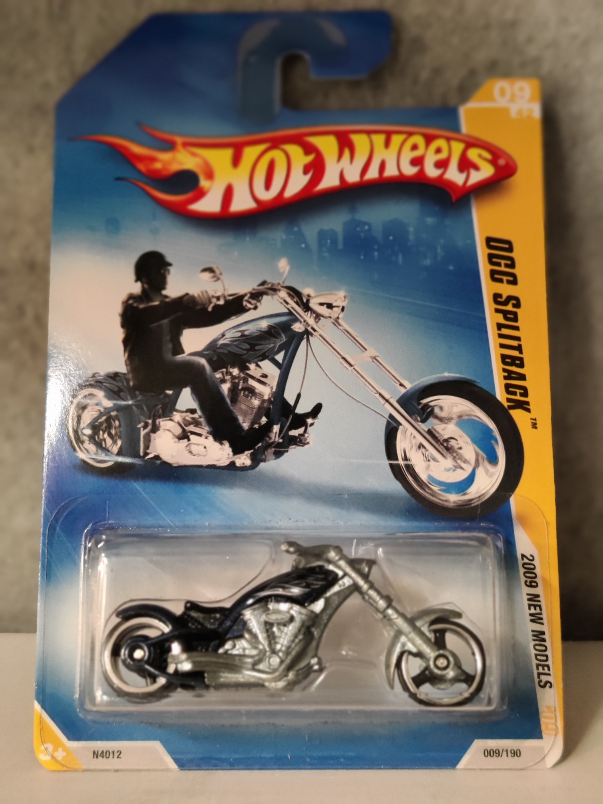 Hot Wheels 2009  New Models 9/42 Blue OCC SPLITBACK  /Black Spokes W/Protector 