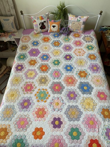 Vintage Grandmas FLower Garden Quilt  Hand Quilted 76" x 82" Purple Pastel Lave