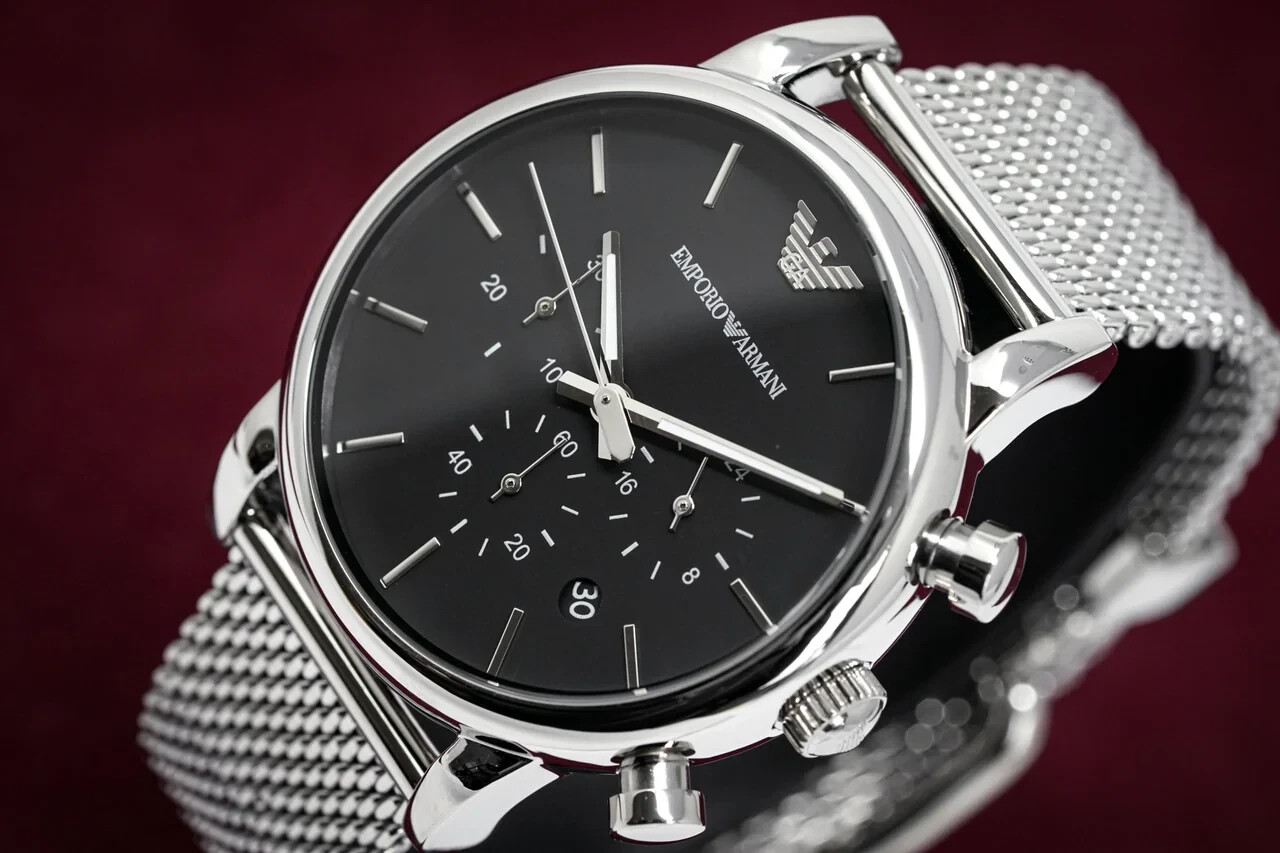 Montre Emporio Armani homme de luxe : chronographe en acier argenté et cadran noir mat