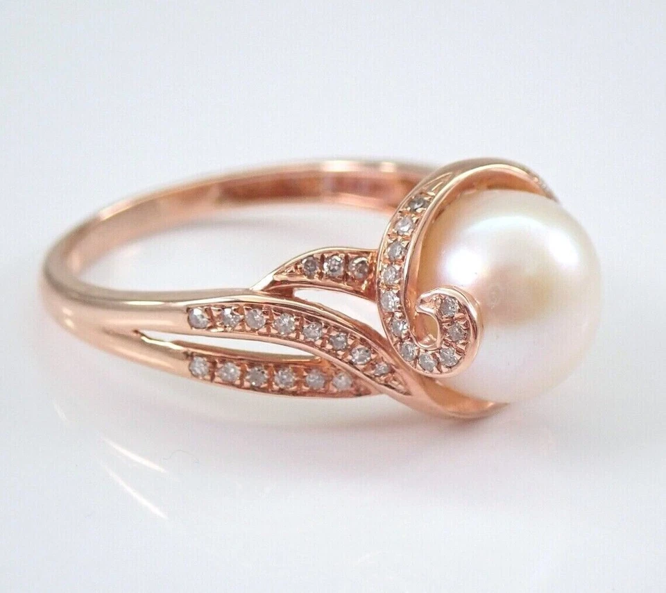 Anillo de compromiso promesa de perlas blancas genuinas de corte redondo de 2 quilates enchapado en oro rosa de 14 quilates Foto 2 de 4