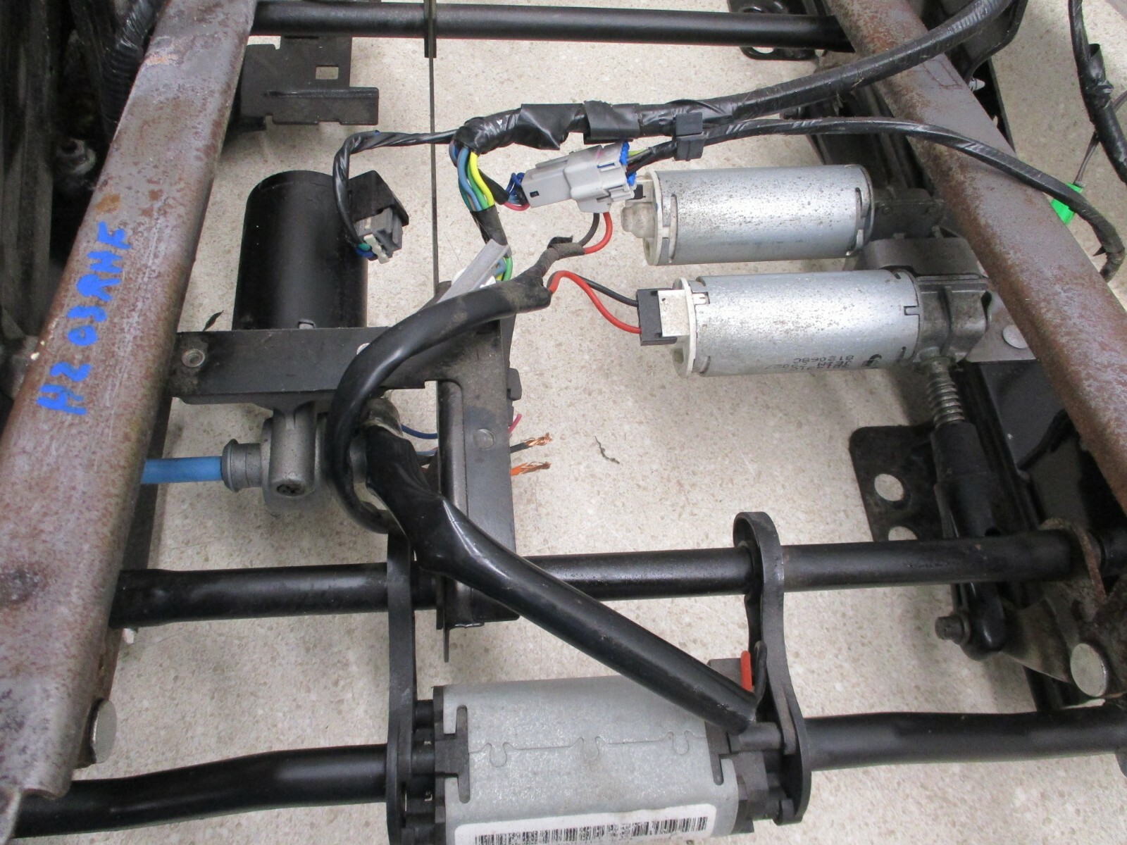 99 to 06 Silverado Sierra Right Front Power 8 Way Seat Frame Track  