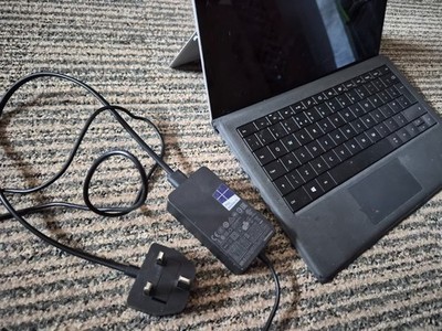 Beschädigtes Microsoft Surface Pro 3 Intel Core i5 8GB RAM 256GB Ersatzteile und Reparatur