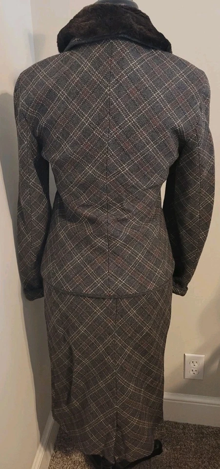 TRAJE DE LANA VIRGEN LOUISE FERAUD CON CUELLO DE PIEL SINTÉTICA MUJER TALLA 36 US 8 Foto 4 de 4