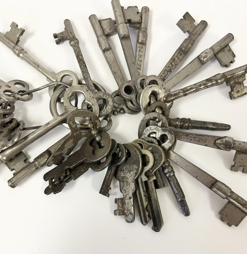 Large Vintage Lot of Antique Brass Keys Skeleton, Flat, Sargent, T & B FDY Co. - Picture 5 of 6
