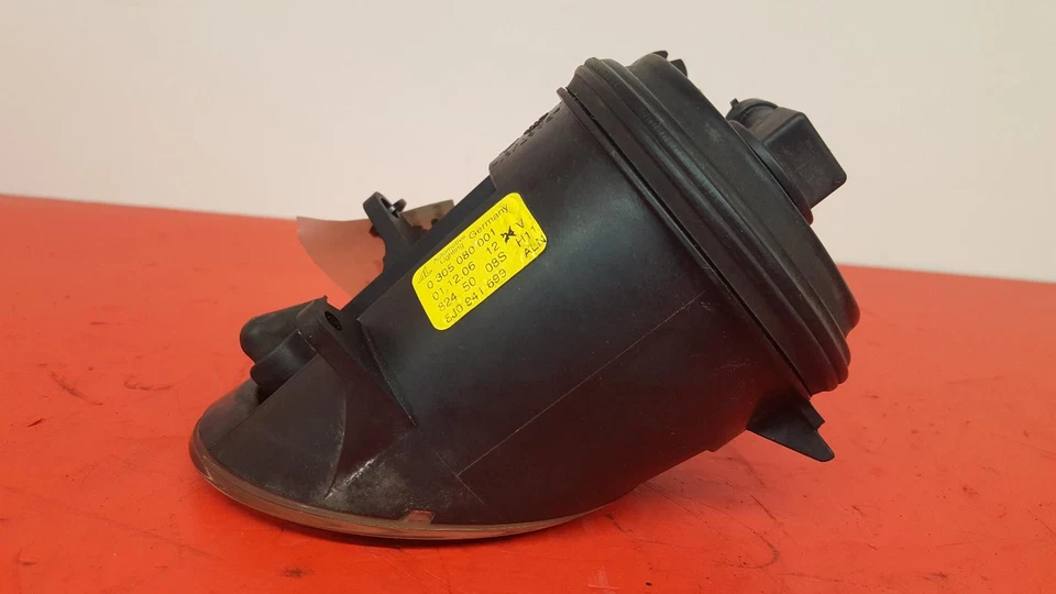 2007 AUDI TT 3 DOOR COUPE PASSENGER FRONT FOG LAMP - Image 3 of 4