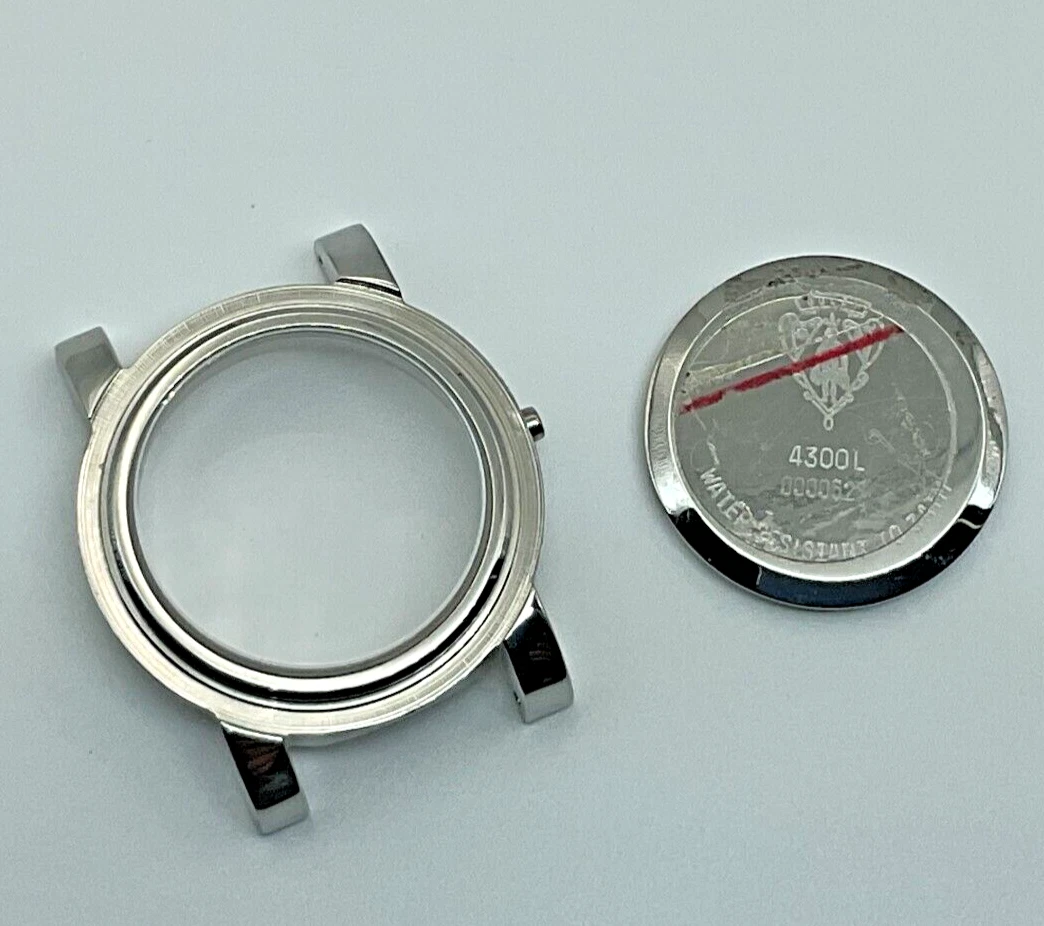 NOS BOITIER DE MONTRE GUCCI 4300L AVEC COUVERCLE ARRIÈRE ET VERRE CRISTAL INSTALLÉ