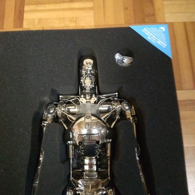 Hot Toys The Terminator - T-800 Endoskeleton 1:4 Action Figure