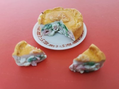 Miniatur Tonfutter. Hähnchen, Lauch, Schinkenkuchen & Beilagen