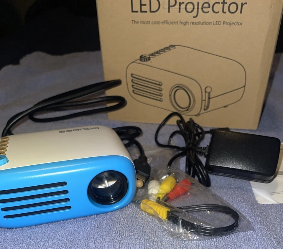 Mini Projector LED - GooDee YG200 Mini Portable Projector - Blue - Image 2 of 4