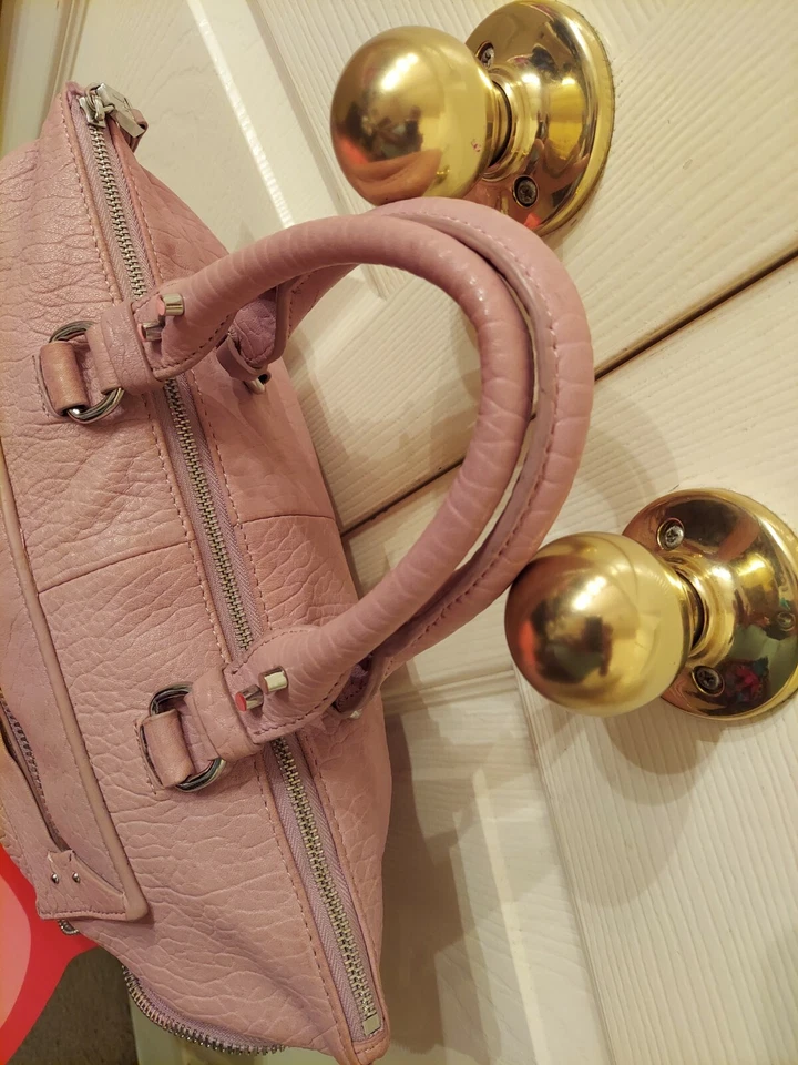 Bolso de mano She+lo mediano de cuero rosa. El estado es muy bueno Foto 4 de 4