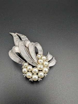 Vintage Trifari Brosche mit Kunstperlen & Strass   Crown Trifari   1950er/60er
