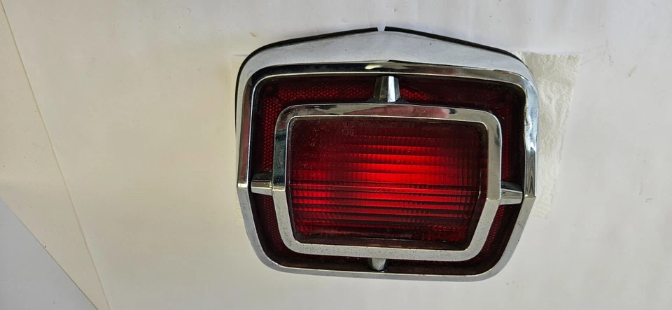 65 Plymouth Belvedere 卫星尾灯红色镜头带外壳 2445980 NOS — 第 3/4 张图片